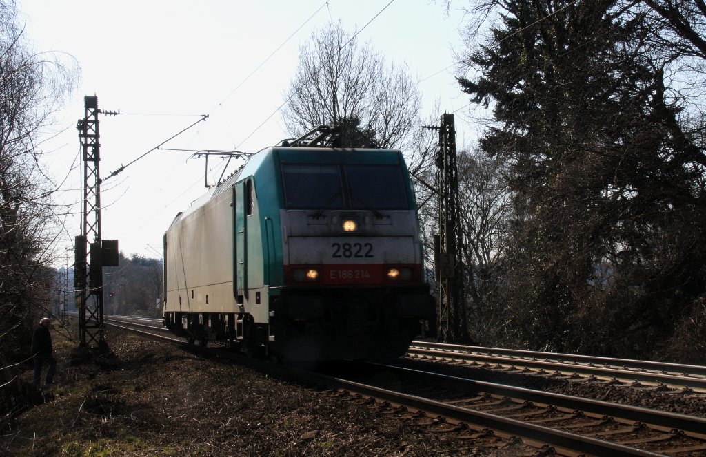 Die Cobra 2822 kommt die Gemmenicher-Rampe herunter nach Aachen-West als Lokzug aus Belgien und fhrt nach Aachen-West.
Aufgenommen an der Montzenroute am Gemmenicher-Weg bei schnem Sonnenschein am 7.4.2013.