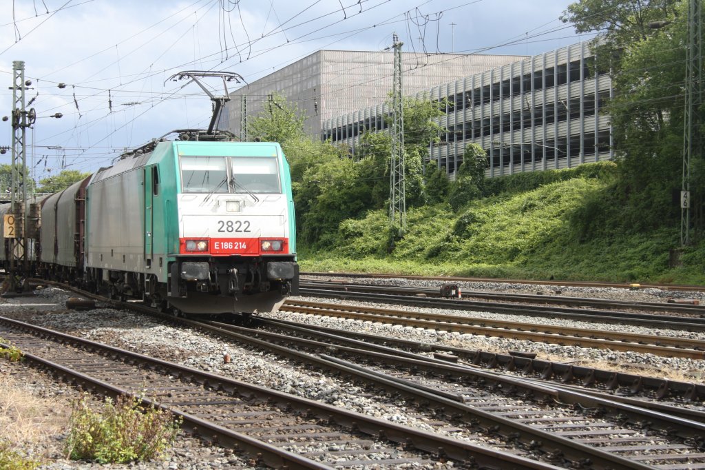 Die Cobra 2822 kommt mit einem Kurzen Coilzug aus Belgien und f�hrt in Aachen-West ein bei Sonne.
18.6.2011