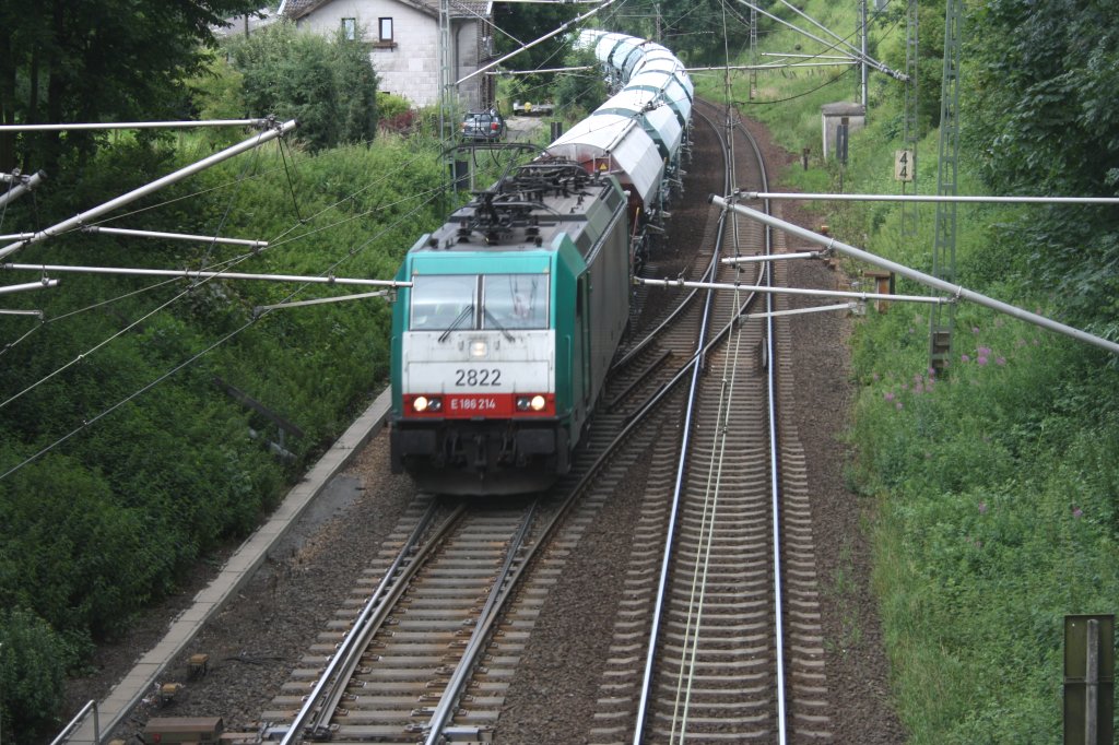 Die Cobra 2822 kommt mit einem Kalkleerzug aus Oberhausen nach Hermalle-Huy(B) und fhrt in den Gemmenicher Tunnel rein aus Richtung Aachen-West bei Sonne.
Aufgenomen bei Reinratzkehl.
1.7.2011