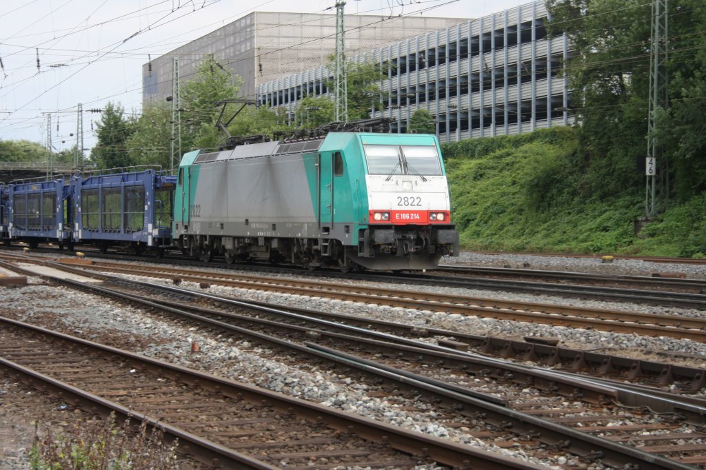 Die Cobra 2822 kommt mit einem Autoleerzug aus Richtung Belgien und fhrt in Aachen-West ein bei Wolken.
2.7.2011
