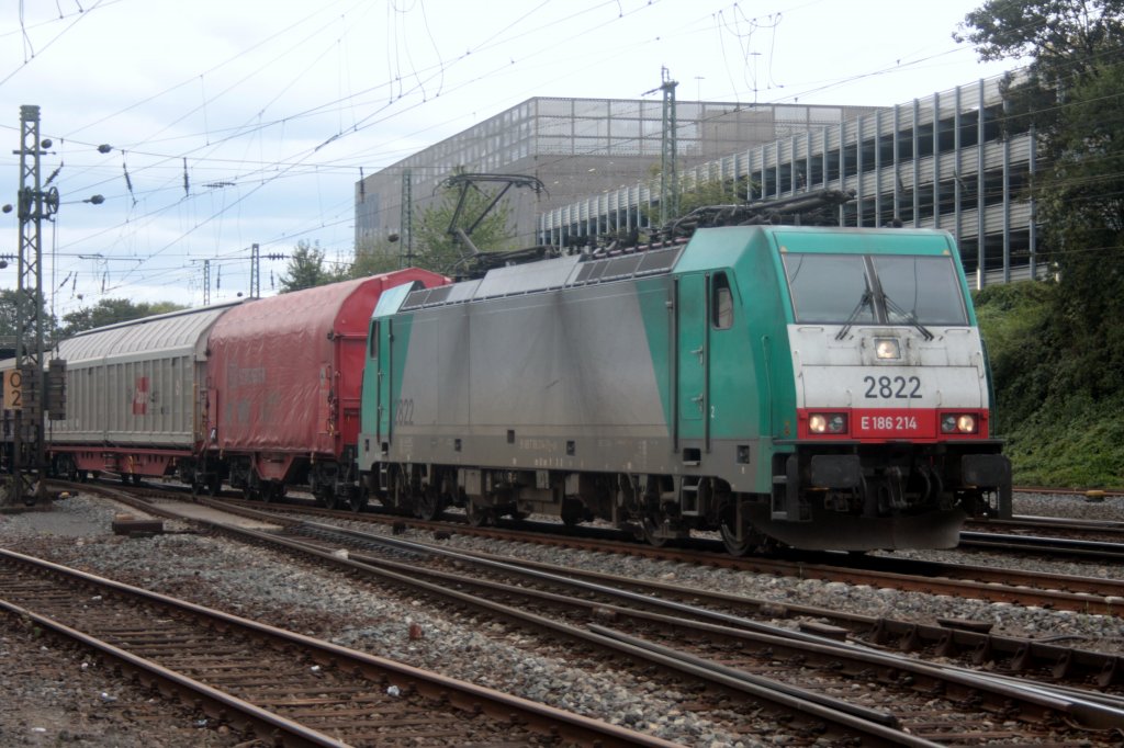 Die Cobra 2822 kommt mit einem gemischten G�terzug aus Antwerpen-Noord nach K�ln-Gremberg und f�hrt in Aachen-West ein bei Wolken.
13.8.2011