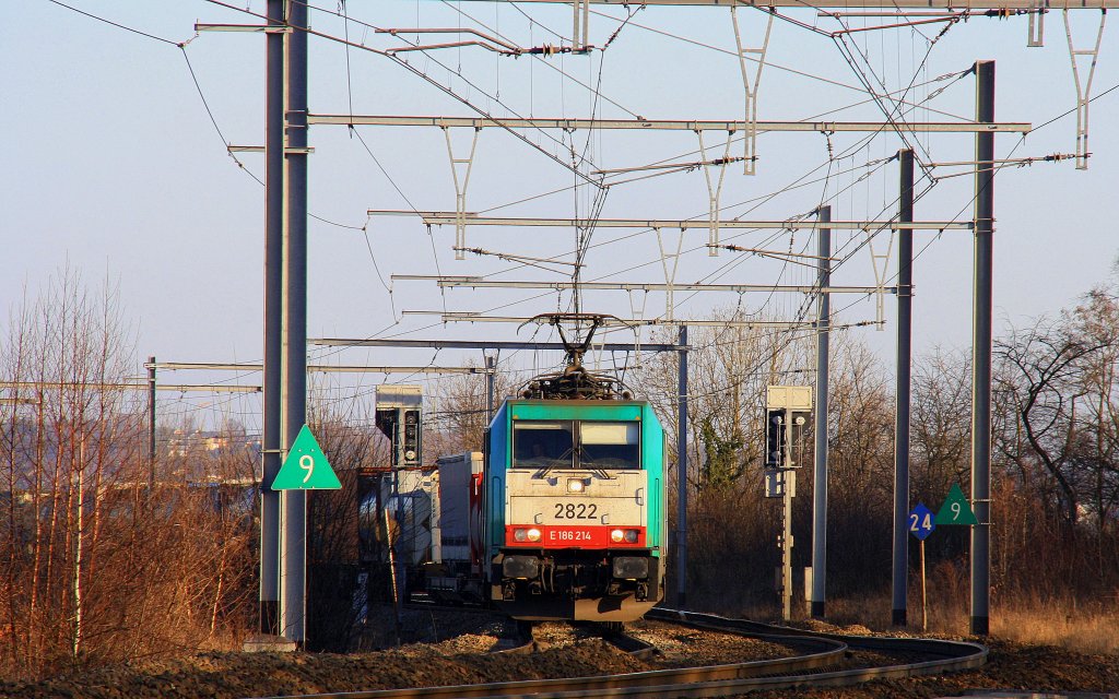 Die Cobra 2822 kommt mit einem Containerzug aus Aachen-West in Richtung Vise und f�hrt durch Montzen-Gare(B) bei sch�nem Sonnenschein am 15.1.2012.