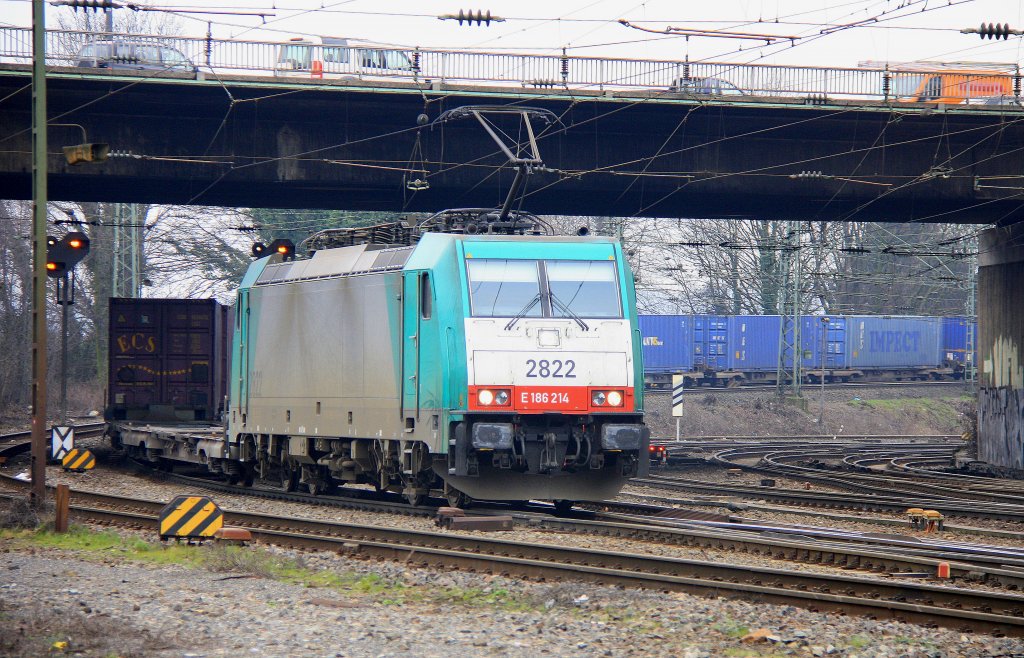 Die Cobra 2822 kommt mit einem Containerzug aus Belgien und f�hrt in Aachen-West ein und f�hrt weiter nach Duisburg-Rheinhausen �ber Herzogenrath bei Wolken am 12.3.2012.