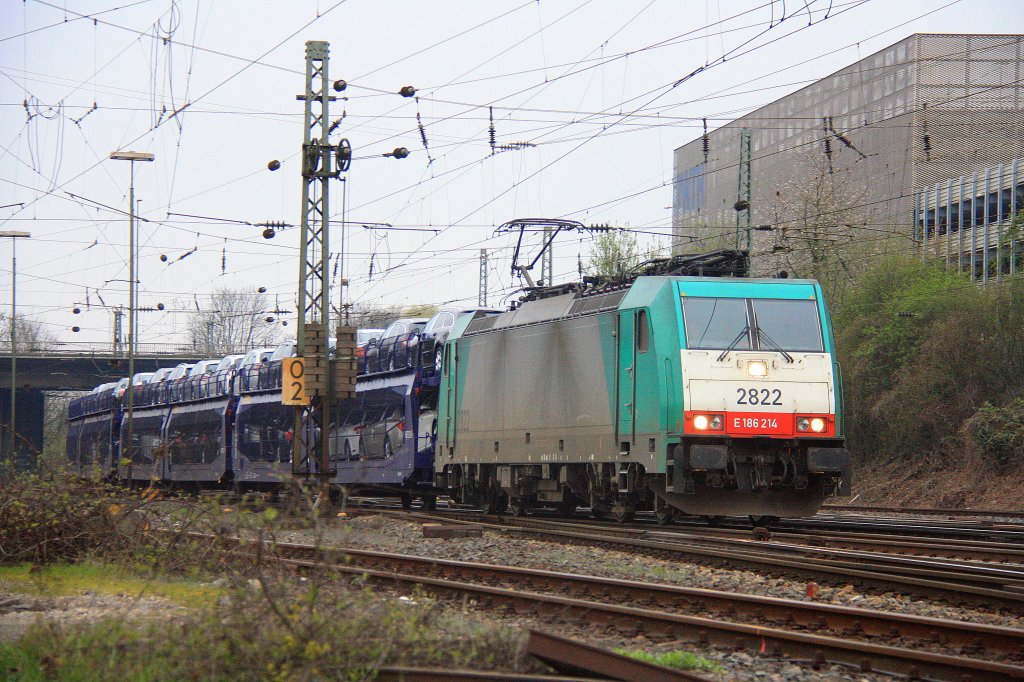 Die Cobra 2822 kommt mit einem gemischten Gterzug aus Kln-Gremberg nach Antwerpen-Noord(B) und fhrt in Aachen-West ein am 5.4.2012.