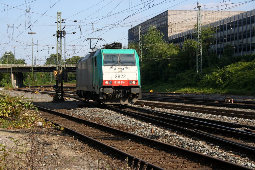 Die Cobra 2822 rangiert in Aachen-West bei Sonne.
3.7.2011