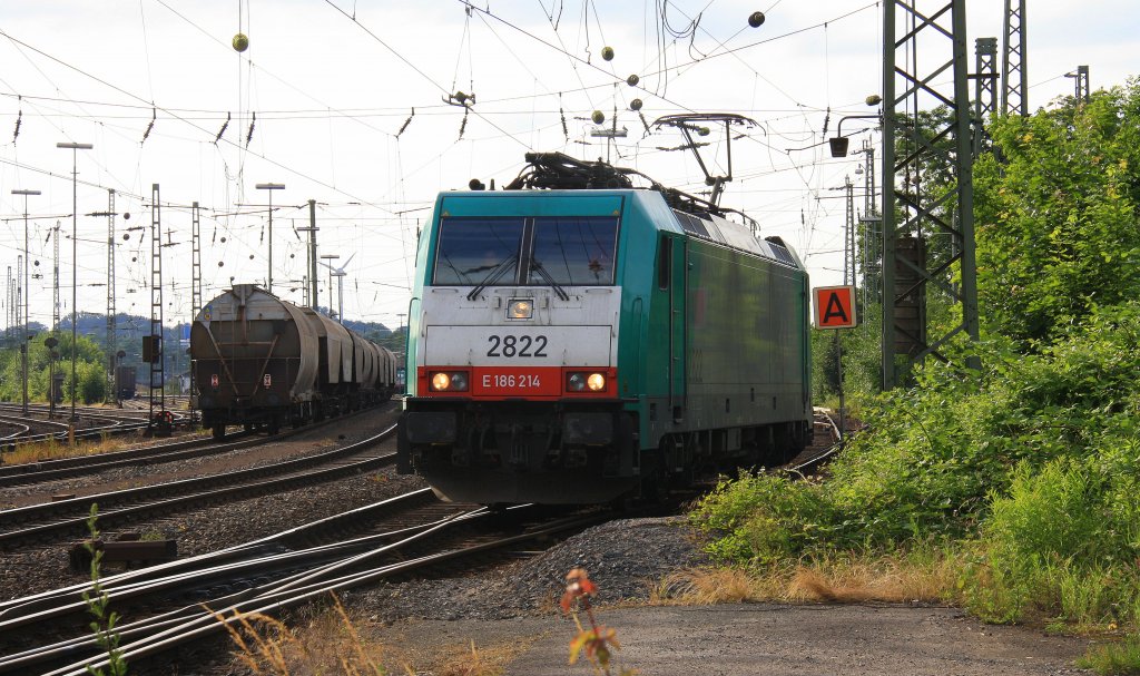 Die Cobra 2822 rangiert in Aachen-West bei Sonnenschein am 23.6.2012.
