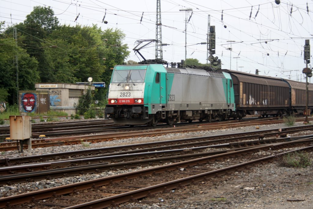 Die Cobra 2823 fhrt mit einem gemischten Gterzug aus Kln-Gremberg nach Antwerpen-Noord in Aachen-West bei Wolken.
4.8.2011