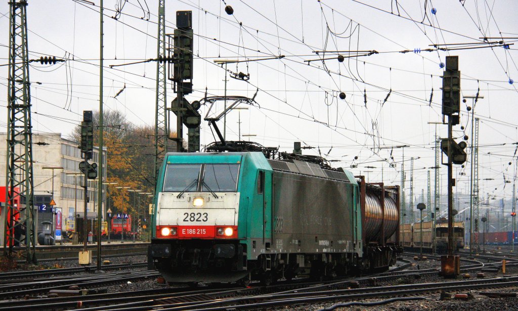 Die Cobra 2823  f�hrt mit einem Containerzug aus Verona(I) nach Antwerpen-Combinant(B) bei der Ausfahrt von Aachen-West und f�hrt in Richtung Montzen/Belgien bei  regnerischen Novemberwetter am 18.11.2012.