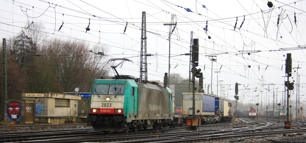 Die Cobra 2823 f�hrt mit einem Containerzug aus Gallarate(I) nach Antwerpen-Oorderen(B) bei der Ausfahrt aus Aachen-West und f�hrt in Richtung Montzen/Belgien bei Regenwetter am 16.12.2012.