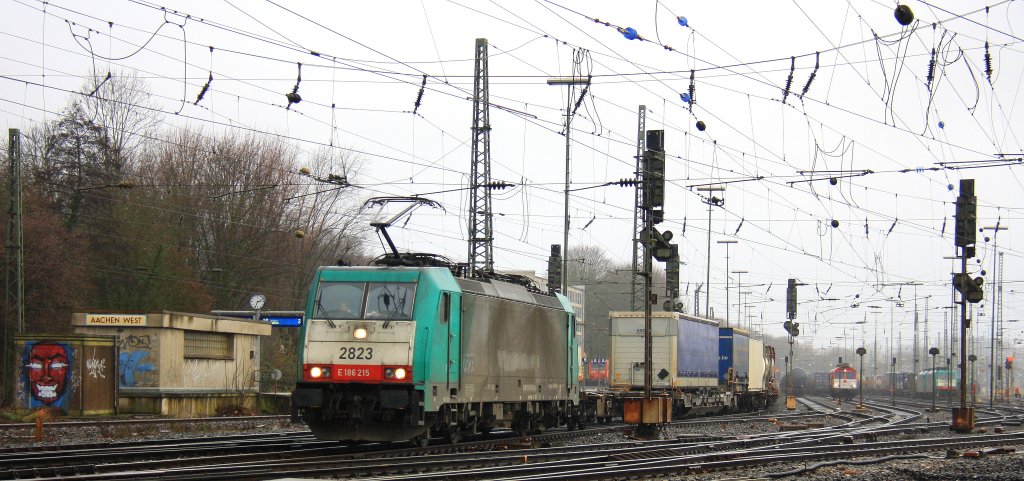 Die Cobra 2823 fhrt mit einem Containerzug aus Gallarate(I) nach Antwerpen-Oorderen(B) bei der Ausfahrt aus Aachen-West und fhrt in Richtung Montzen/Belgien bei Regenwetter am 16.12.2012.
