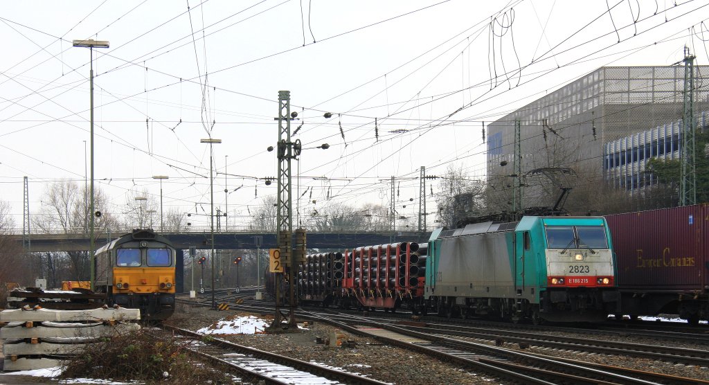 Die Cobra 2823 kommt aus Richtung Kln mit einem langen gemischten Gterzug aus Kln-Gremberg nach Antwerpen-Noord(B) und fhrt in Aachen-West ein.
Und im Hintergrund steht eine Class 66 DE6309 von DLC Railways auf dem Abstellgleis in Aachen-West bei schnem Sonnenschen am 2.3.2013.