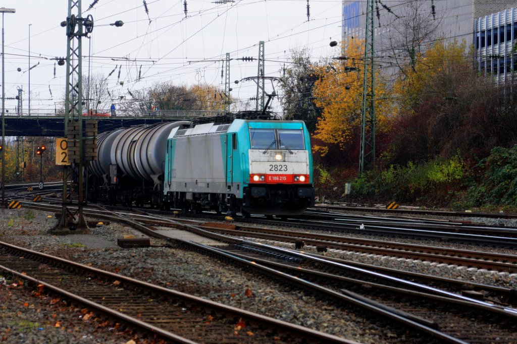 Die Cobra 2823 kommt mit einem Kesselzug aus Richtung K�ln und f�hrt in Aachen-West ein.
26.11.2011