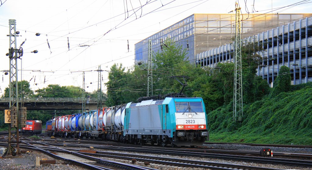 Die Cobra 2823 kommt mit einem Containerzug aus Belgien nach Italien und f�hrt in Aachen-West ein bei der Abendsonne am 27.8.2012.