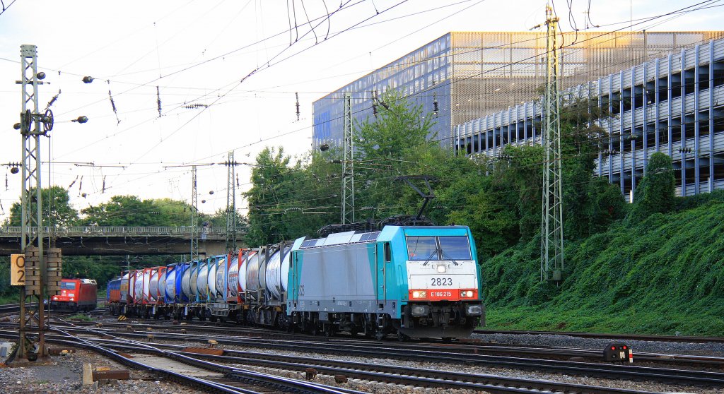 Die Cobra 2823 kommt mit einem Containerzug aus Belgien nach Italien und fhrt in Aachen-West ein bei der Abendsonne am 27.8.2012.