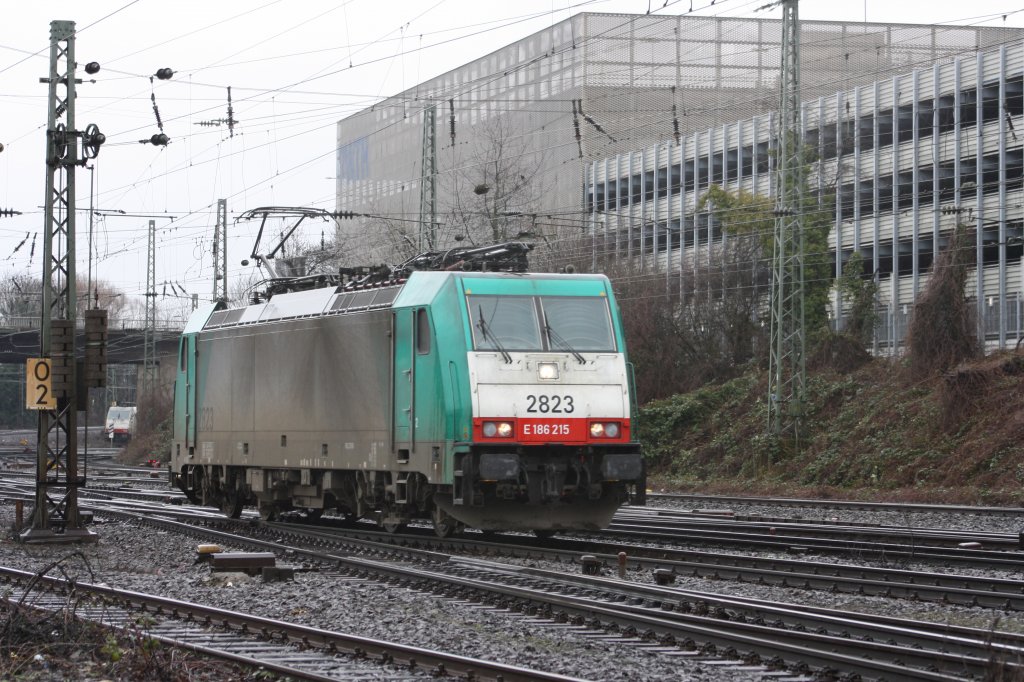 Die Cobra 2823 rangiert in Aachen-West bei Regen.
27.2.2011