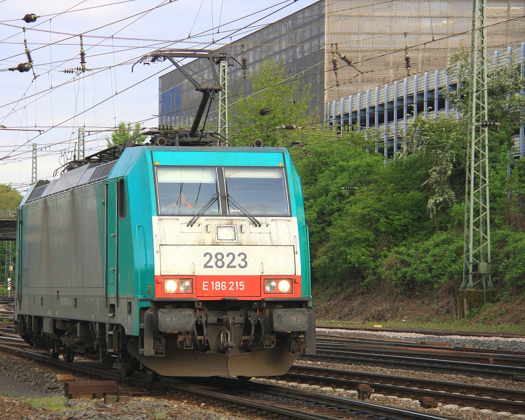 Die Cobra 2823 rangiert in Aachen-West am Abend des 7.5.2012.