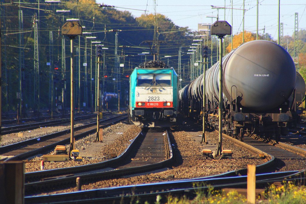 Die Cobra 2823 steht in Aachen-West mit einem Containerzug und wartet auf die Abfahrt nach Belgien bei schnem Herbstwetter.
23.10.2011