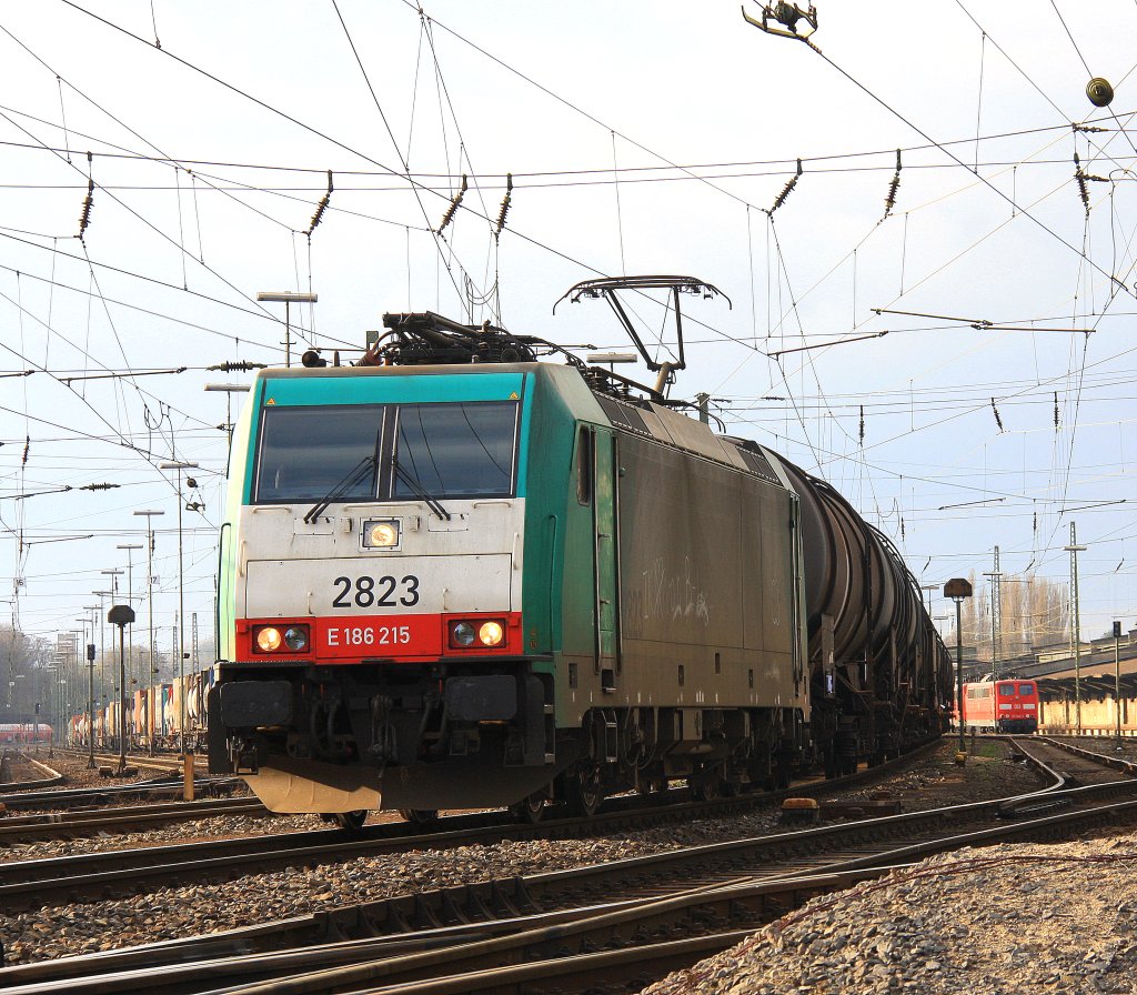 Die Cobra 2823 steht in Aachen-West  mit einem gemischten Gterzug bei schnem Sonnenschein am 18.3.2012.