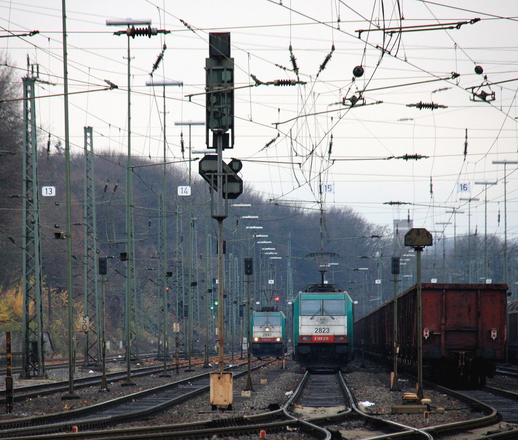 Die Cobra 2823 steht in Aachen-West mit einem Containerzug und wartet auf die Abfahrt nach Antwerpen-Oorderen(B).
Und die Cobra 2841 rangiert in Aachen-West bei Kalten 3 Grad am 2.12.2012.
