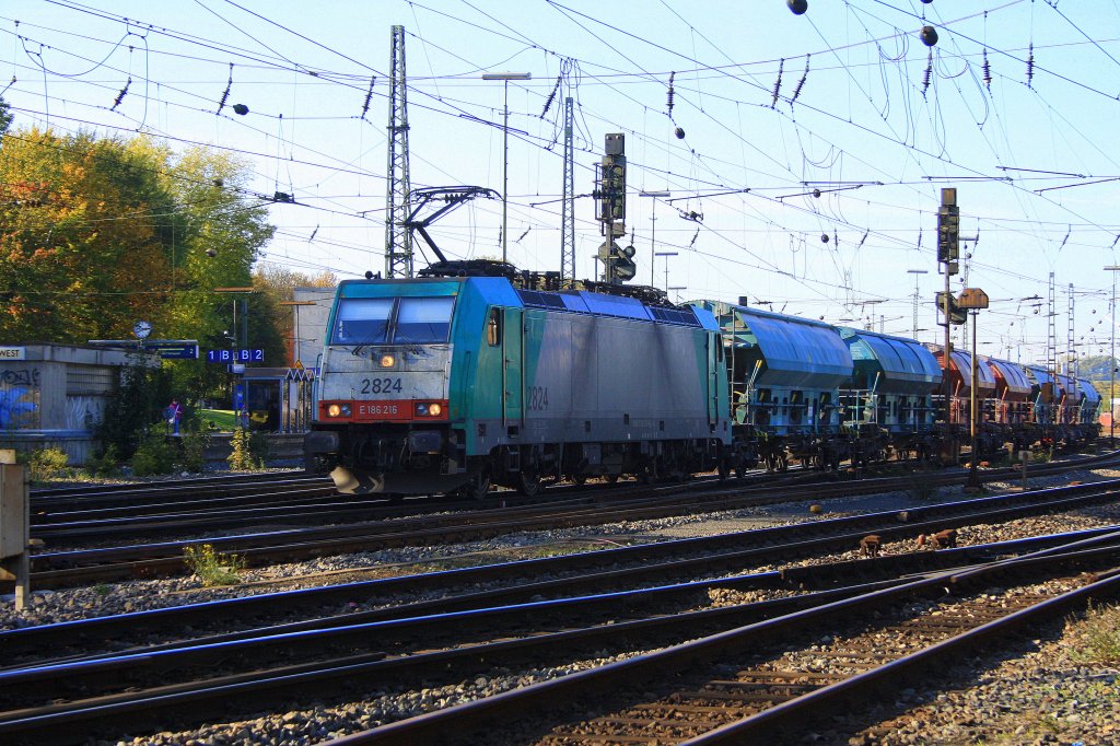 Die Cobra 2824 f�hrt mit einem Kalkleerzug von Aachen-West nach Hermalle-Huy(B) bei sch�nem Herbstwetter.
22.10.2011