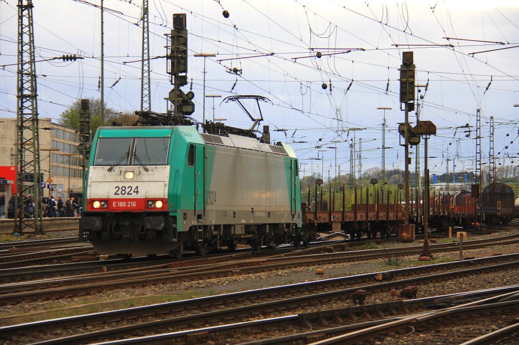 Die Cobra 2824 f�hrt mit einem gemischten G�terzug aus Antwerpen-Noord(B) nach K�ln-Gremberg  bei der Ausfahrt von Aachen-West und f�hrt in Richtung K�ln am 26.4.2012.