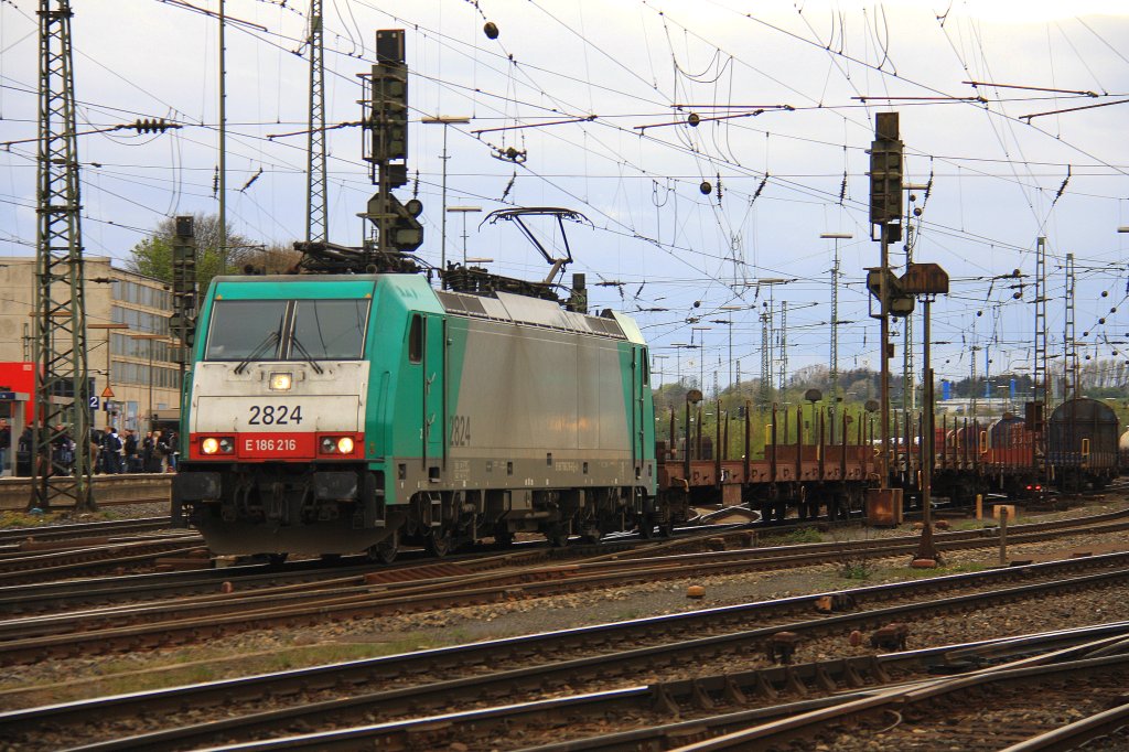 Die Cobra 2824 fhrt mit einem gemischten Gterzug aus Antwerpen-Noord(B) nach Kln-Gremberg  bei der Ausfahrt von Aachen-West und fhrt in Richtung Kln am 26.4.2012.