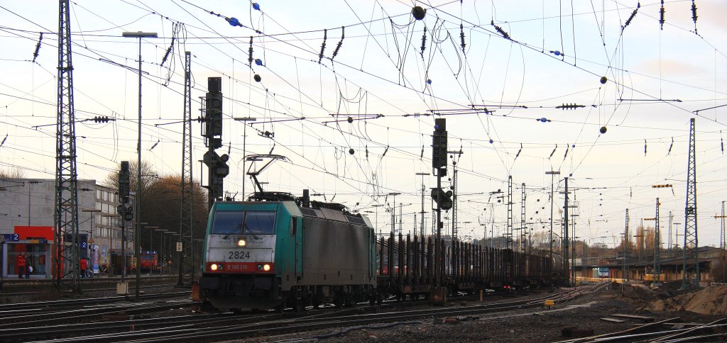 Die Cobra 2824 f�hrt mit einem gemischten G�terzug aus Antwepen-Noord(B) nach K�ln-Gremberg bei der Abfahrt aus Aachen-West in der Abendstimmung am 15.12.2012.