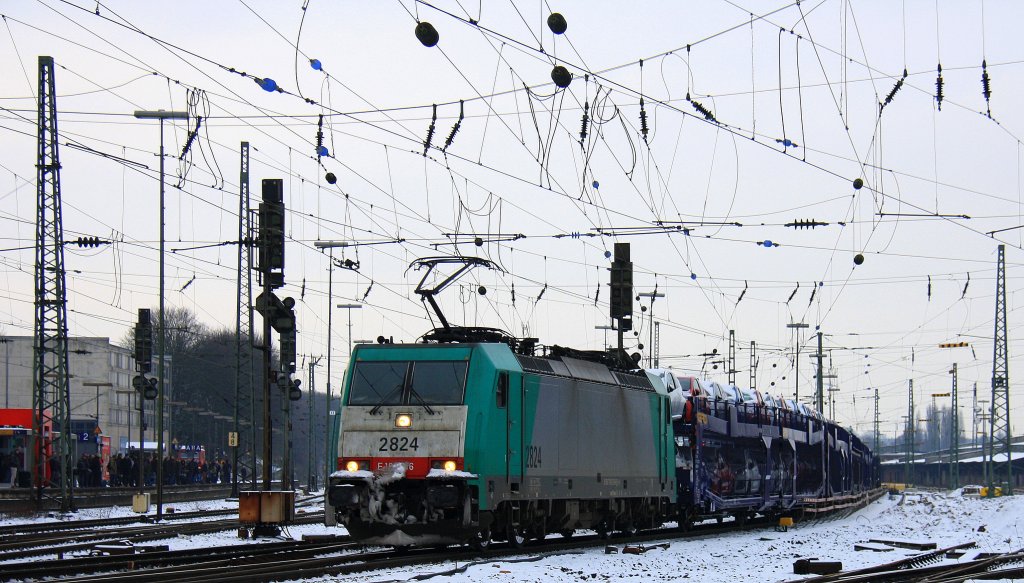Die Cobra 2824 fhrt mit einem sehr langen Autozug aus Aachen-West nach Belgien bei der Ausfahrt aus Aachen-West und fahrt in Richtung Montzen/Belgien im Schnee am 18.1.2013.