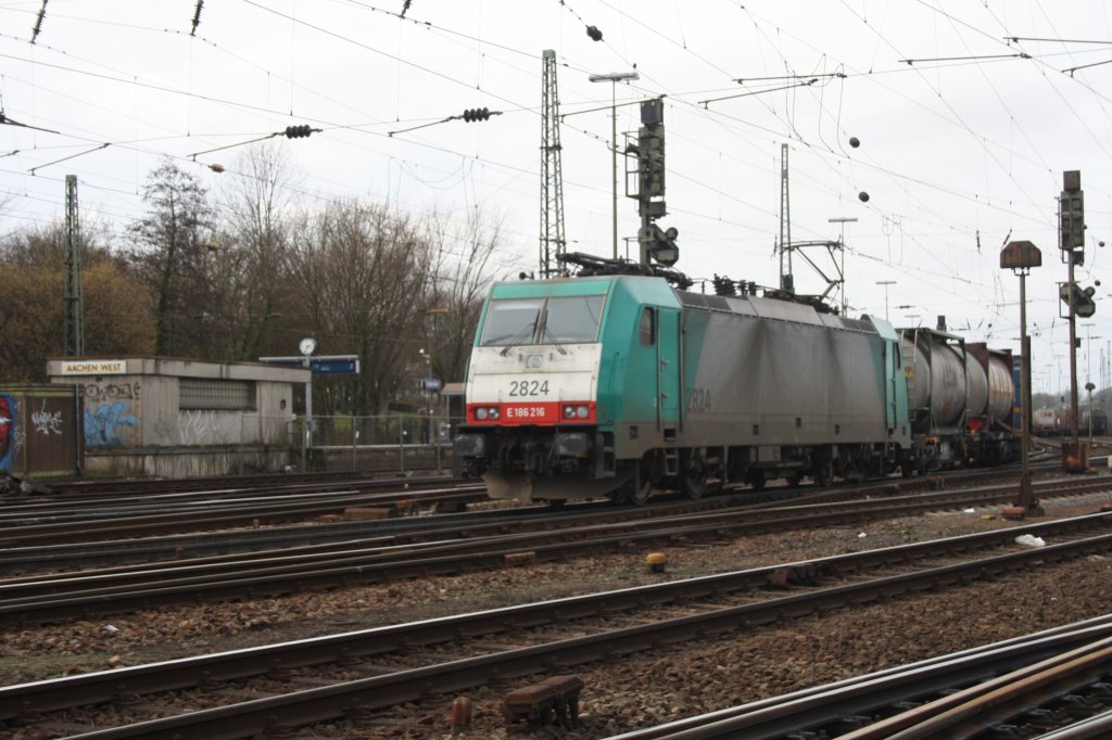 Die Cobra 2824 fhrt Ohne Licht mit einem gemischten Containerzug von Aachen-West nach Montzen/Belgien.
13.2.2011