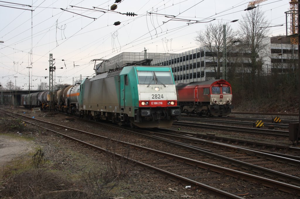 Die Cobra 2824 kommt mit einem gemischten Gterzug aus Kln-Gremberg nach Antwerpen-Noord und fhrt ber Montzen/Belgien und im Hintergrund rangiert  eine rote Class 66 PB03  Mireille  von Crossrail in Aachen-West.
12.3.2011