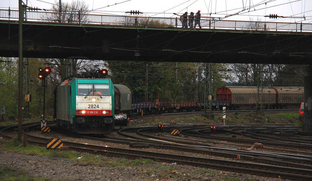 Die Cobra 2824 kommt mit einem gemischten G�terzug aus Antwerpen-Noord(B) nach K�ln-Gremberg und f�hrt in Aachen-West ein bei Abendstimmung am 23.4.2012.