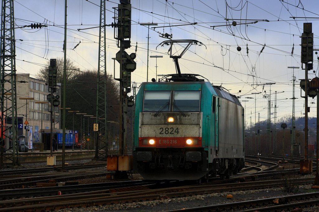Die Cobra 2824 rangiert in Aachen-West am 24.12.2011.