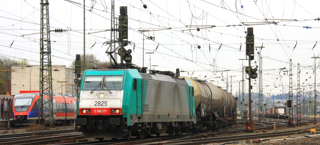 Die Cobra 2825 fhrt mit einem langen Kesselzug aus Ludwigshafen-BASF nach Antwerpen-BASF(B) am Ende schiebt die Cobra 2830 bis zum Gemmenicher-Tunnel bei der Ausfahrt von Aachen-West und fhrt in Richtung Belgien bei Wolken am 21.4.2013.