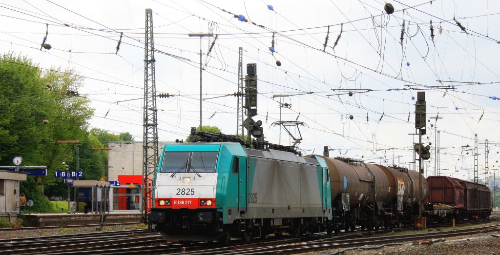 Die Cobra 2825 fhrt mit einem Kurzen gemischten Gterzug aus Kln-Gremberg nach Antwerpen-Noord(B) bei der Ausfahrt aus Aachen-West und fhrt in Richtung Montzen/Belgien bei Sonne und Regenwolken am 12.5.2013.