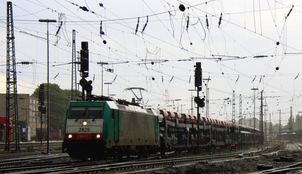 Die Cobra 2825 fhrt mit einem langen Citroen-Autozug von Aachen-West nach Belgien bei der Ausfahrt aus Aachen-West und fhrt in Richtung Montzen/Belgien bei Regen und Gewitter am Abend vom 28.5.2013.  