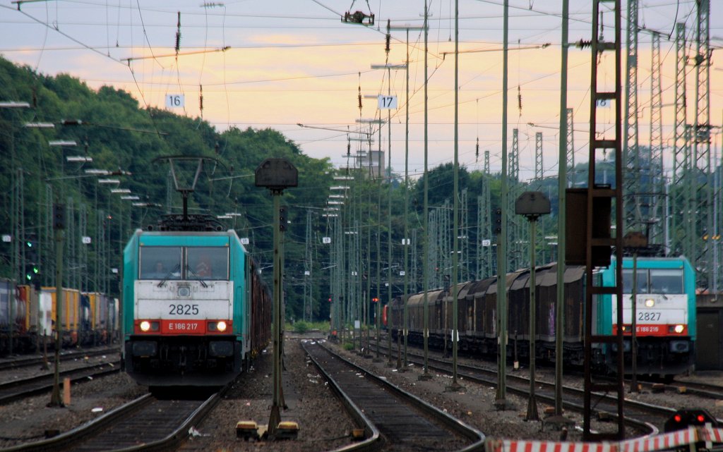 Die Cobra 2825 fhrt mit einem Kurzen Schrottzug von Aachen-West nach Belgien bei der Ausfahrt aus Aachen-West und fhrt in Richtung Montzen/Belgien und im Hintergrund steht die Cobra 2827 mit einem langen Papierzug und wartet auf die Abfahrt nach Zeebrugge(B) in der Abendsonne und Wolken am Abend vom 2.7.2013.