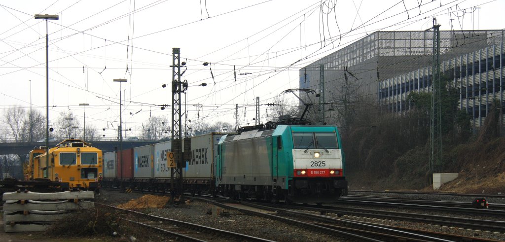 Die Cobra 2825 kommt aus Richtung Montzen/Belgien mit einem Langen Maersk-Containerzug aus Antwerpen(B) nach Leipzig und fhrt in Aachen-West ein bei Wolken am 6.4.2013. 