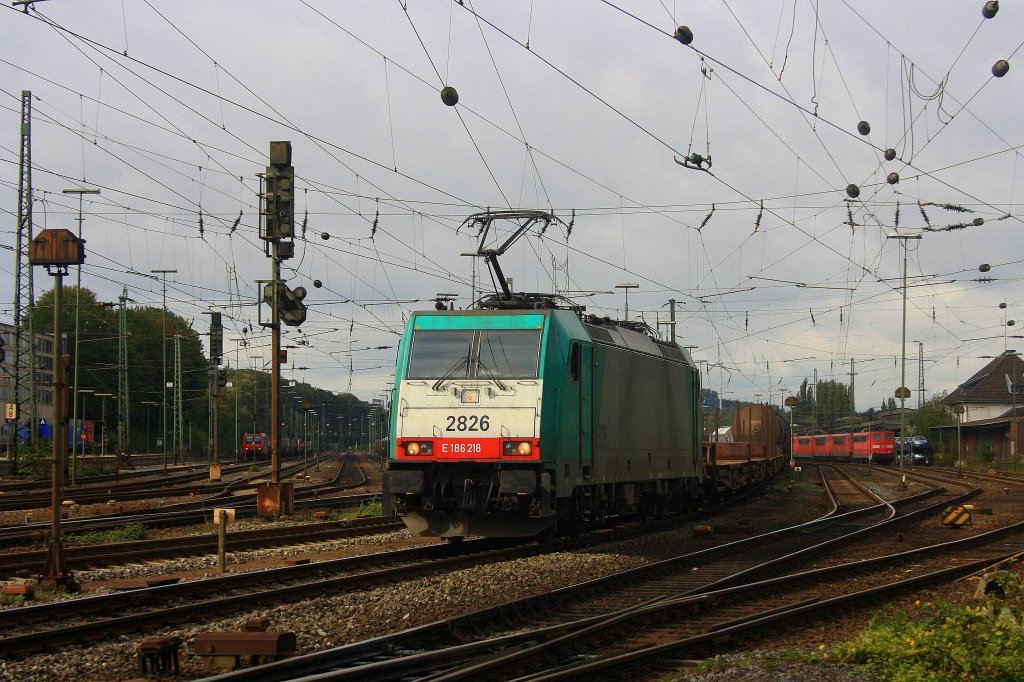 Die Cobra 2826 fhrt mit einem gemischten Gterzug aus Antwerpen-Noord nach Kln-Gremberg bei der Ausfahrt in Aachen-West bei Sonne und Wolken.
8.10.2011