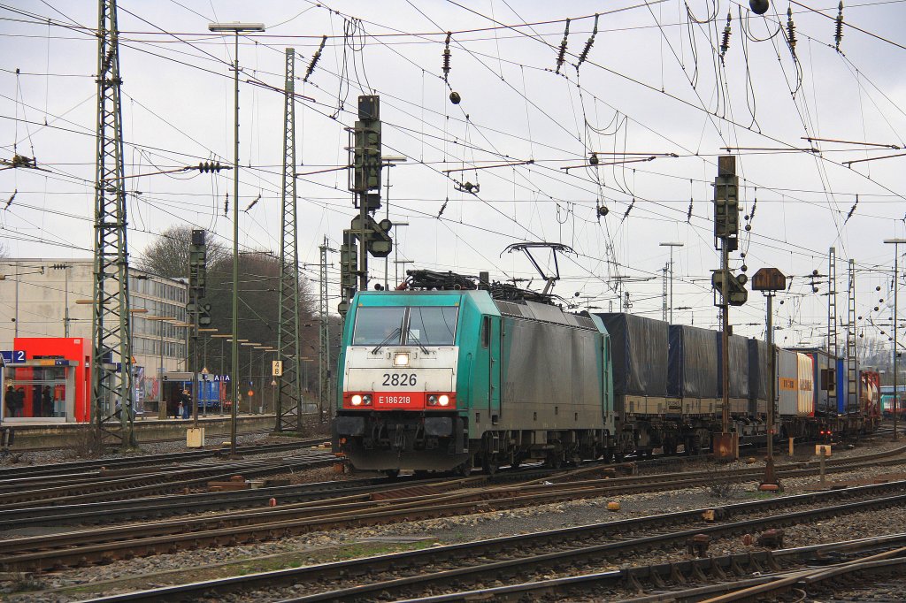 Die Cobra 2826 fhrt mit einem Containerzug von Aachen-West nach Belgien bei Wolken am 22.1.2012.