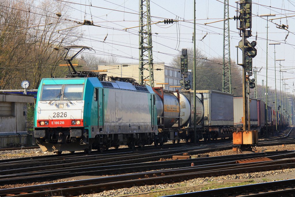 Die Cobra 2826 fhrt mit einem Containerzug von Aachen-West nach Antwerpen-Oorderen(B) bei Sonnenschein am 25.3.2012.