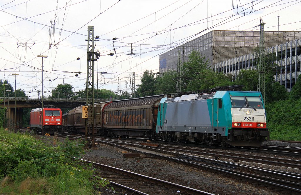 Die Cobra 2826 kommt aus Richtung Kln mit einem Papierzug aus KlnGremberg nach Zeebrugge(B) und fhrt in Aachen-West ein.
Und im Hintergrund rangiert die 185 341-5 DB in der Abendstimmung am 4.7.2012.