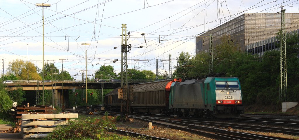 Die Cobra 2826 kommt aus Richtung Kln,Aachen-Hbf mit einem Kurzen Papierzug aus Kln-Gremberg nach Zeebrugge(B) und fhrt in Aachen-West ein in der Abendsonne am 8.5.2013.