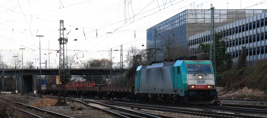Die Cobra 2826 kommt mit einem langen gemischten Gterzug aus Antwerpen-Noord(B) nach Kln-Gremberg und fhrt in Aachen-West ein bei schnemsonnenschein am 2.2.2013.
