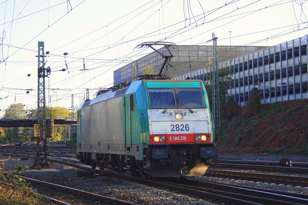 Die Cobra 2826 rangiert in Aachen-West bei Sonne.
16.10.2011