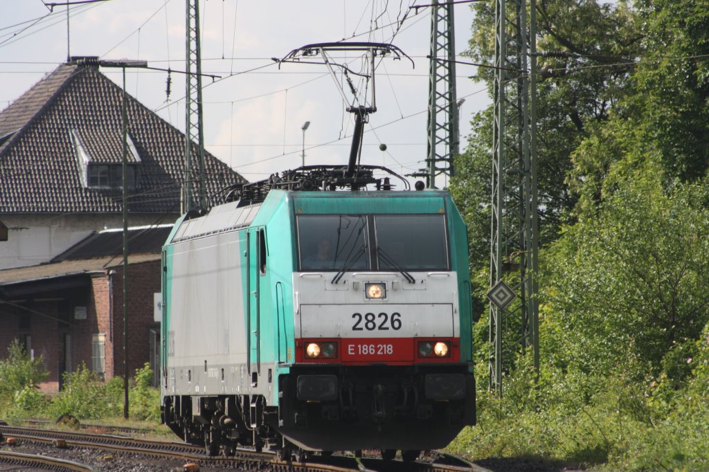 Die Cobra 2826 rangiert bei Sonne in Aachen-West.
15.5.2011