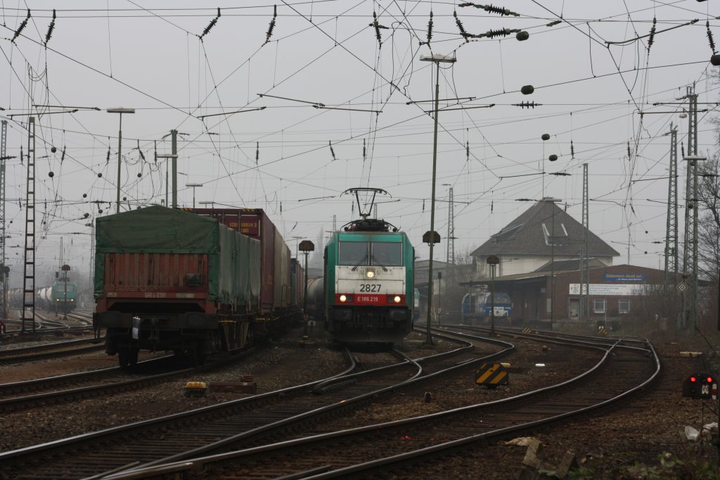 Die Cobra 2827 fhrt mit einem gemischten Gterzug von Aachen-West nach Kln-Gremberg im Hintergund steht eine V204 von der Rurtalbahn abgestellt.
5.3.2011