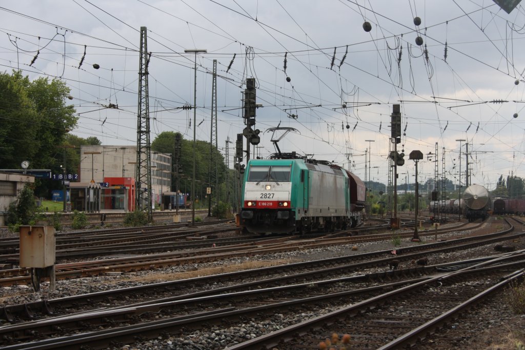 Die Cobra 2827 f�hrt mit einem gemischten G�terzug aus K�ln-Gremberg nach Antwerpen-Noord bei der Ausfahrt in Aachen-West nach Belgien bei Regenwetter.
19.6.2011