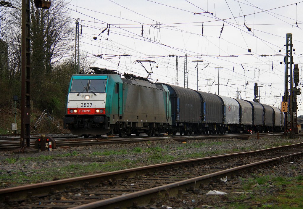 Die Cobra 2827 fhrt mit einem kurzen Coilzug von Aachen-West nach Belgien am 31.3.2012.