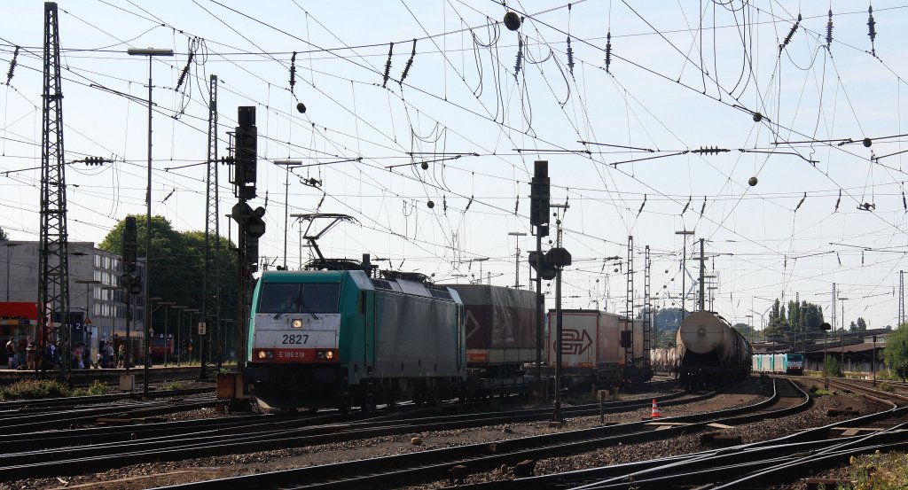 Die Cobra 2827 fhrt mit einem Arcese-LKW-Zug aus Verona(I) nach Genk(B)bei der Ausfahrt aus Aachen-West und fhrt in Richtung Montzen(B) bei Sommerwetter am 12.8.2012.
