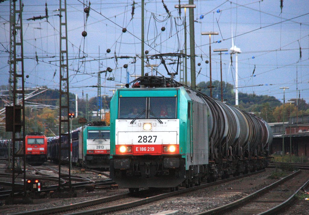 Die Cobra 2827 fhrt mit einem lleerzug aus Basel(CH) nach Antwerpen-Petrol(B)bei der Ausfahrt von Aachen-West und fhrt in Richtung Montzen/Belgien am Abend des 15.10.2012.
